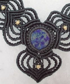 Makrame z Lapis lazuli kristalom